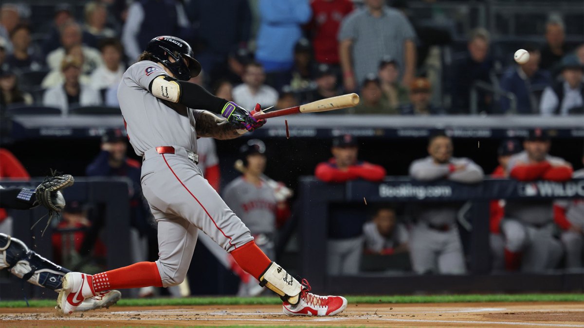Boston Red Sox outfielder Jarren Duran (16) breaks his bat as he lines out during the first inning against the New York Yankees during game three of the Wildcard round for the 2025 MLB playoffs at Yankee Stadium.