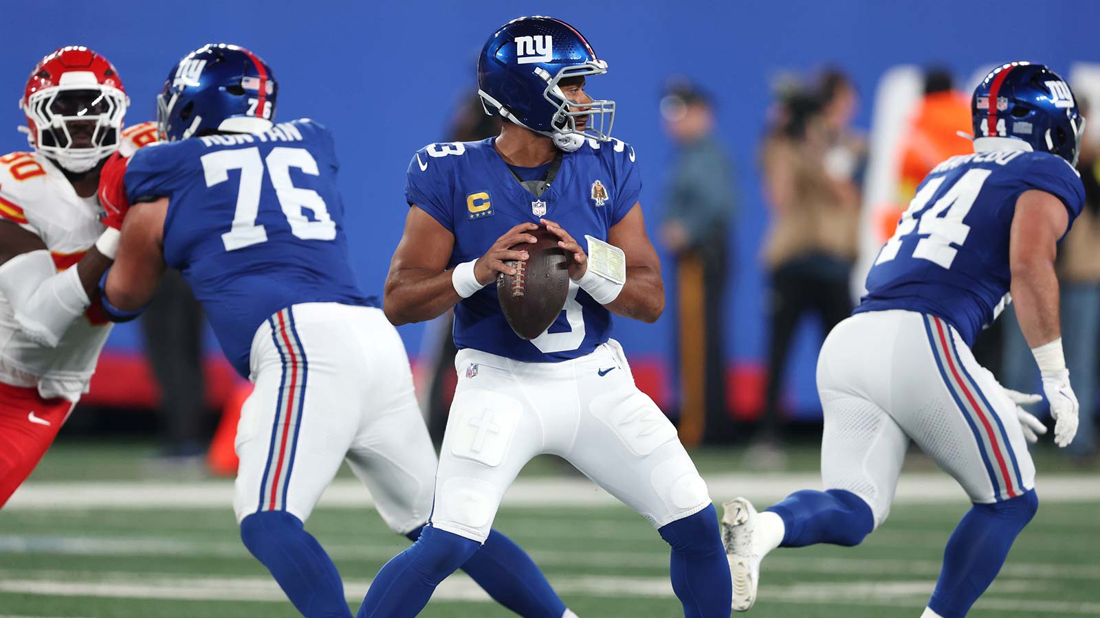 New York Giants quarterback Russell Wilson (3) looks to pass against the Kansas City Chiefs in the first quarter at MetLife Stadium. 