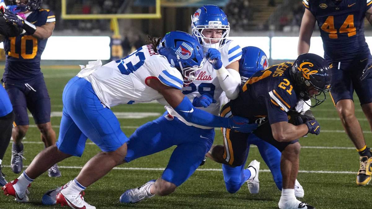 California Golden Bears wide receiver Jacob De Jesus (21) scores a touchdown against Southern Methodist Mustangs linebackers Zakye Barker (left) and Brandon Booker (center) and cornerback Jaelyn Davis-Robinson (center right obscured) during the second quarter at California Memorial Stadium.