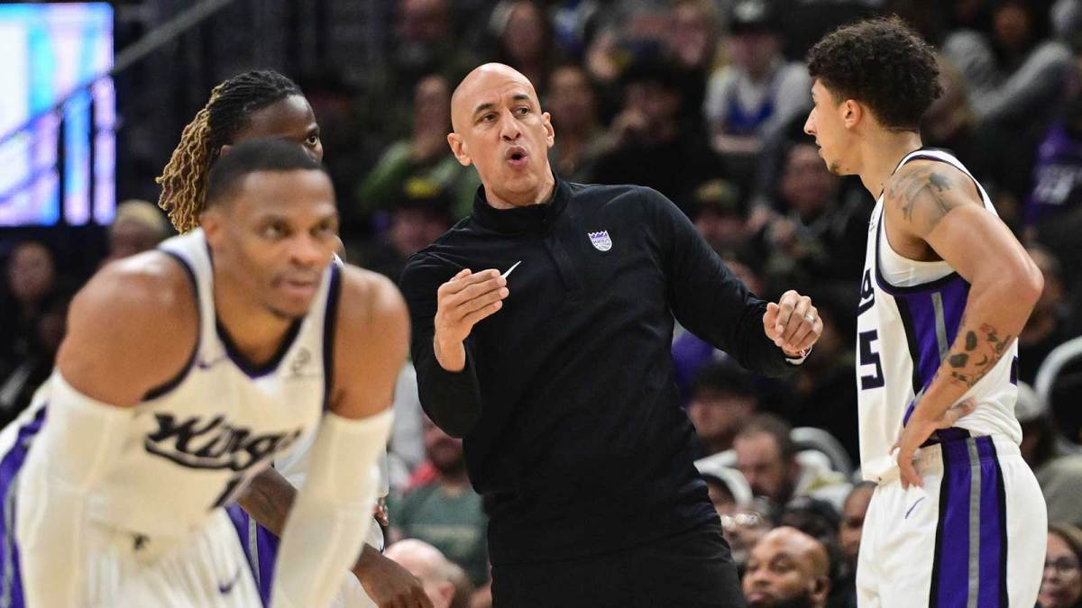 Sacramento Kings head coach Doug Christie calls a play in the 4th quarter against the Milwaukee Bucks at Fiserv Forum.