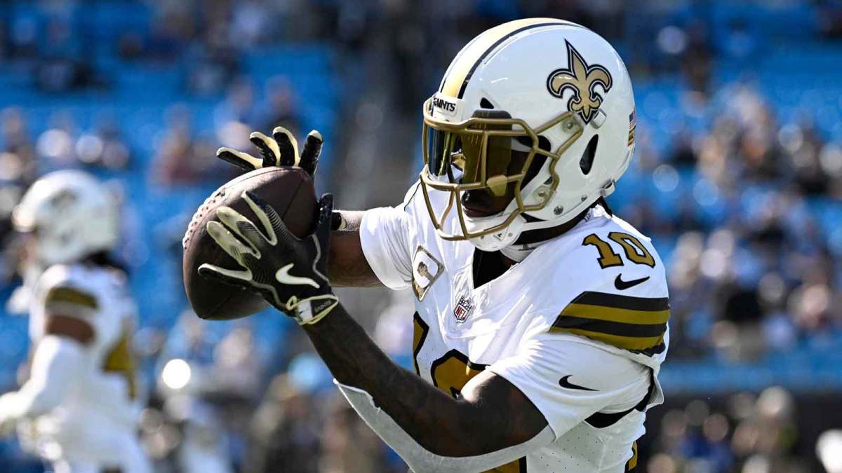 New Orleans Saints wide receiver Brandin Cooks (10) warms up before the game at Bank of America Stadium.