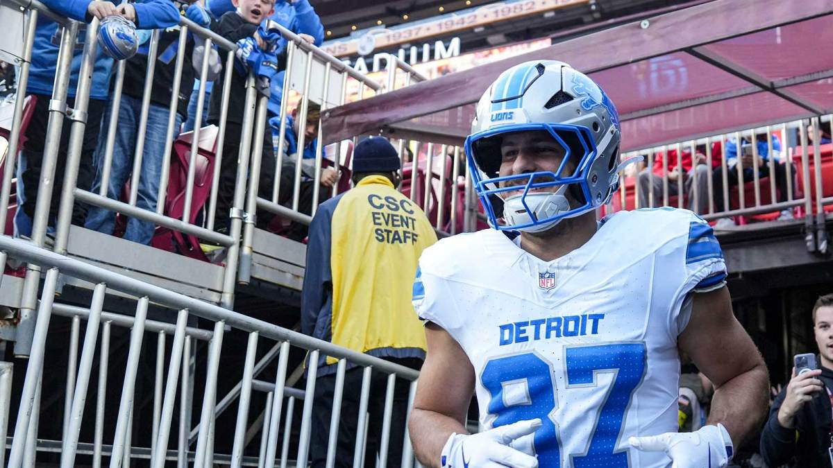 Detroit Lions tight end Sam LaPorta (87) runs out of the tunnel for warmup ahead of the Washington Commanders game at Northwest Stadium.