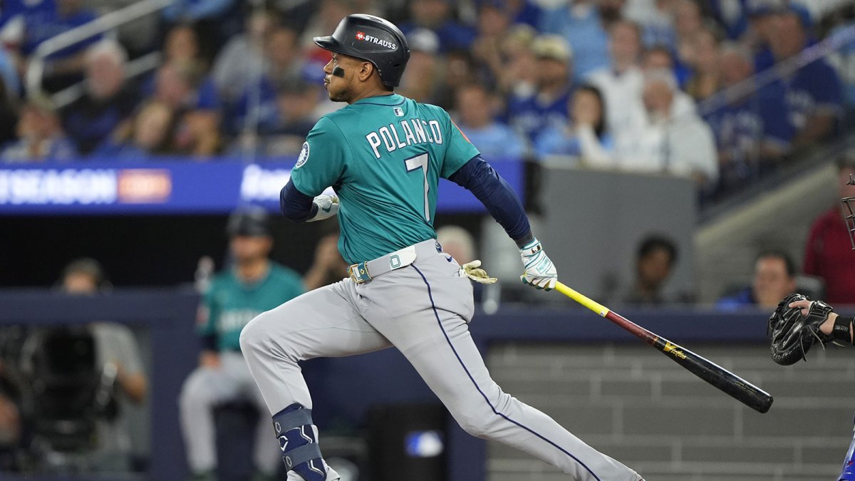 Seattle Mariners second baseman Jorge Polanco (7) hits an RBI single against the Toronto Blue Jays in the eighth inning during game one of the ALCS round for the 2025 MLB playoffs.