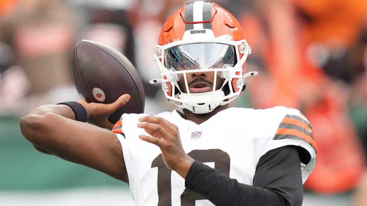 Cleveland Browns Cleveland Browns quarterback Shedeur Sanders (12) before the game against the New York Jets at MetLife Stadium.