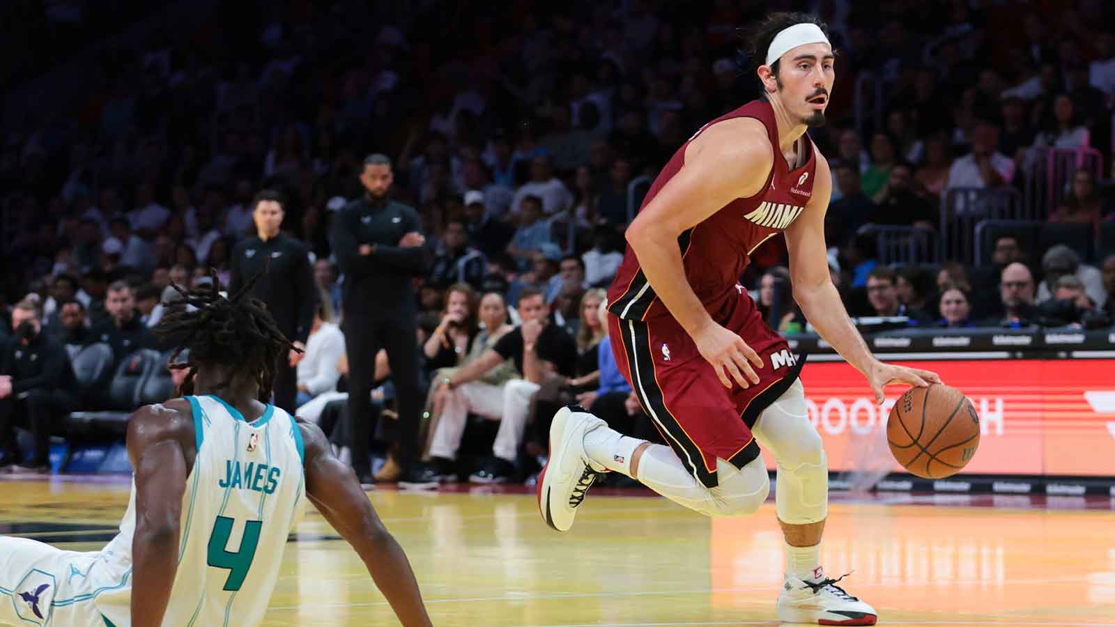 Sion James watches brilliant Jaime Jaquez Jr. dunk from the floor