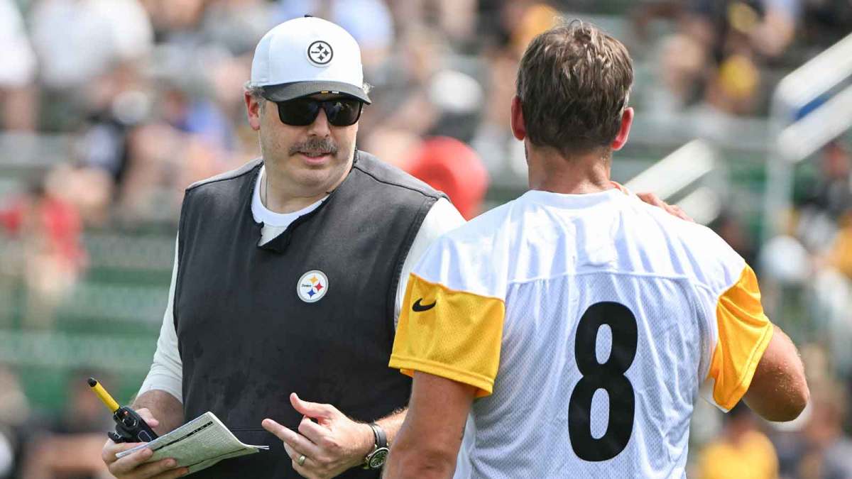 Pittsburgh Steelers offensive coordinator Arthur Smith talks with quarterback Aaron Rodgers (8) during drills at training camp at Saint Vincent College.