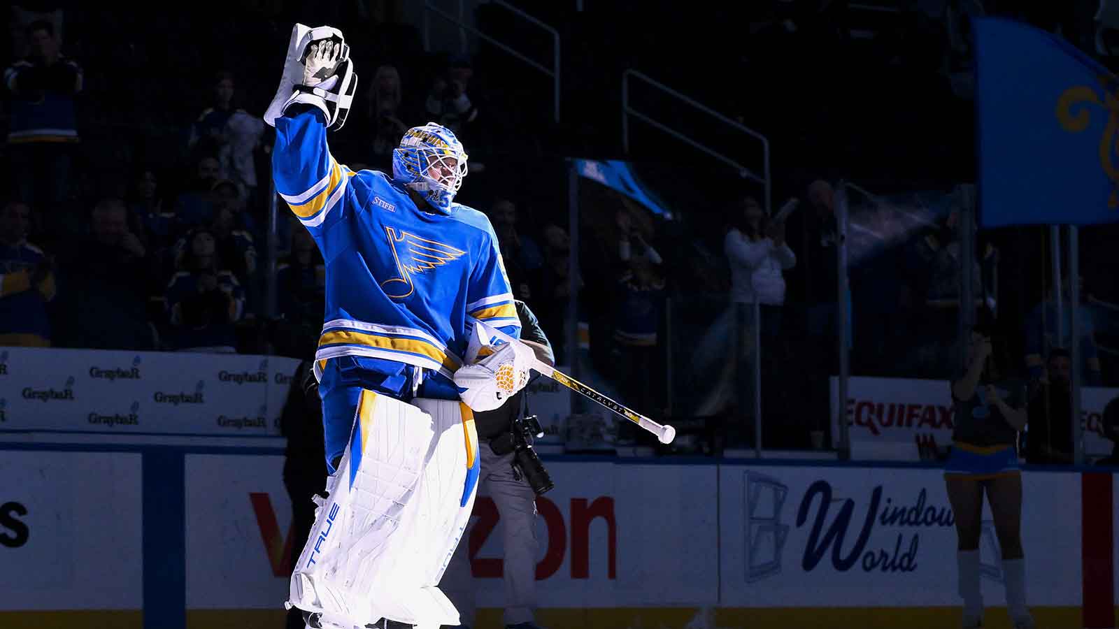 Blues’ Jordan Binnington teases ‘fun text’ after breaking franchise legend’s record