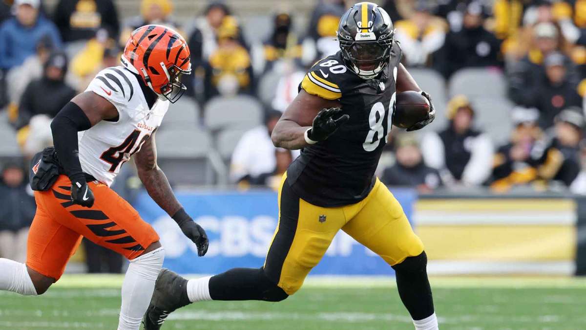 Pittsburgh Steelers tight end Darnell Washington (80) runs with the ball against Cincinnati Bengals linebacker Barrett Carter (49) during the first half at Acrisure Stadium.
