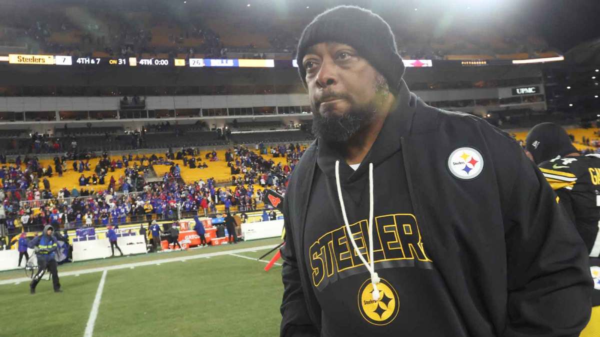 Steelers head coach Mike Tomlin looks on