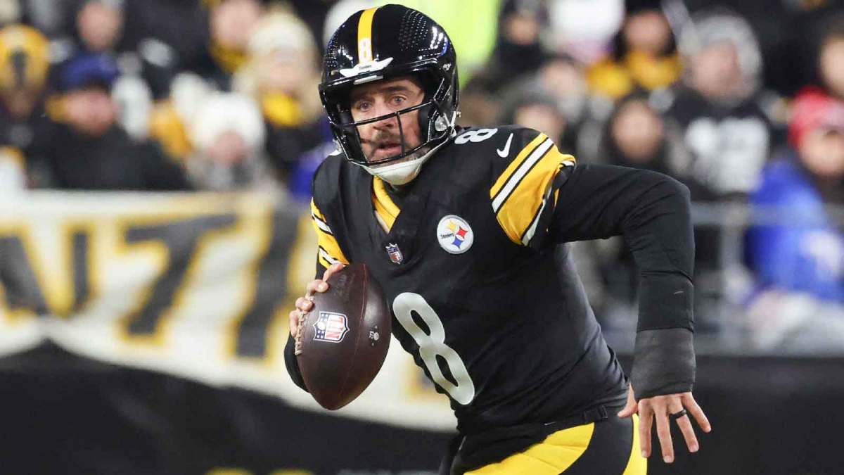 Steelers quarterback Aaron Rodgers (8) looks to pass