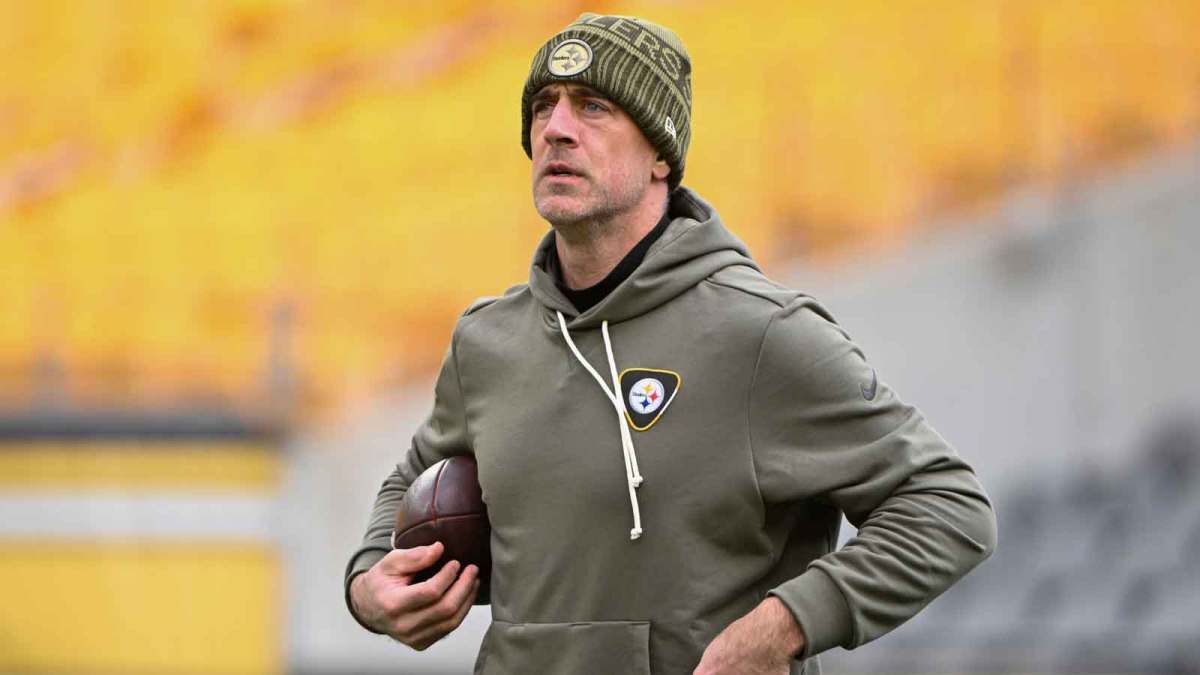 Pittsburgh Steelers quarterback Aaron Rodgers warms up for a game giants the Cincinnati Bengals at Acrisure Stadium.