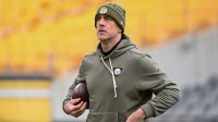 Pittsburgh Steelers quarterback Aaron Rodgers warms up for a game giants the Cincinnati Bengals at Acrisure Stadium.