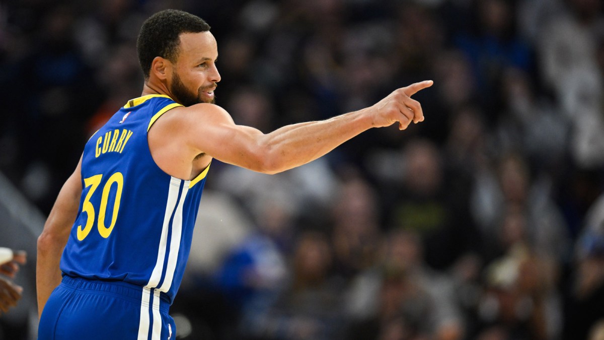 Golden State Warriors guard Stephen Curry (30) celebrates a three point basket against the Phoenix Suns in the second quarter at Chase Center.