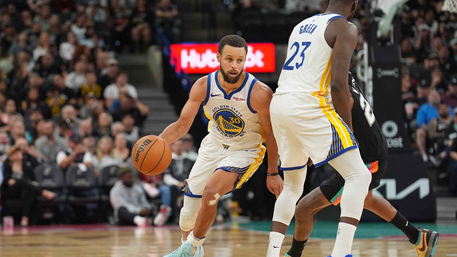 Golden State Warriors guard Stephen Curry (30) dribbles around a screen by forward Draymond Green (23) in the second half against the San Antonio Spurs at Frost Bank Center.
