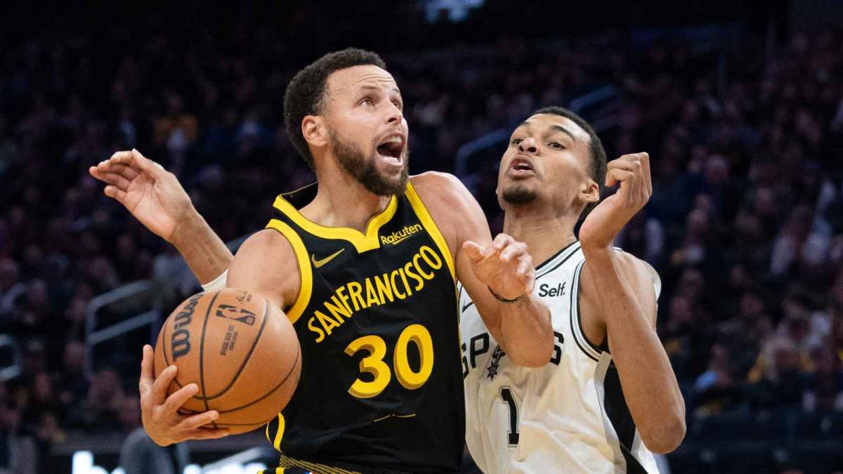 Golden State Warriors guard Stephen Curry (30) shoots the basketball against San Antonio Spurs center Victor Wembanyama (1) during the third quarter at Chase Center.