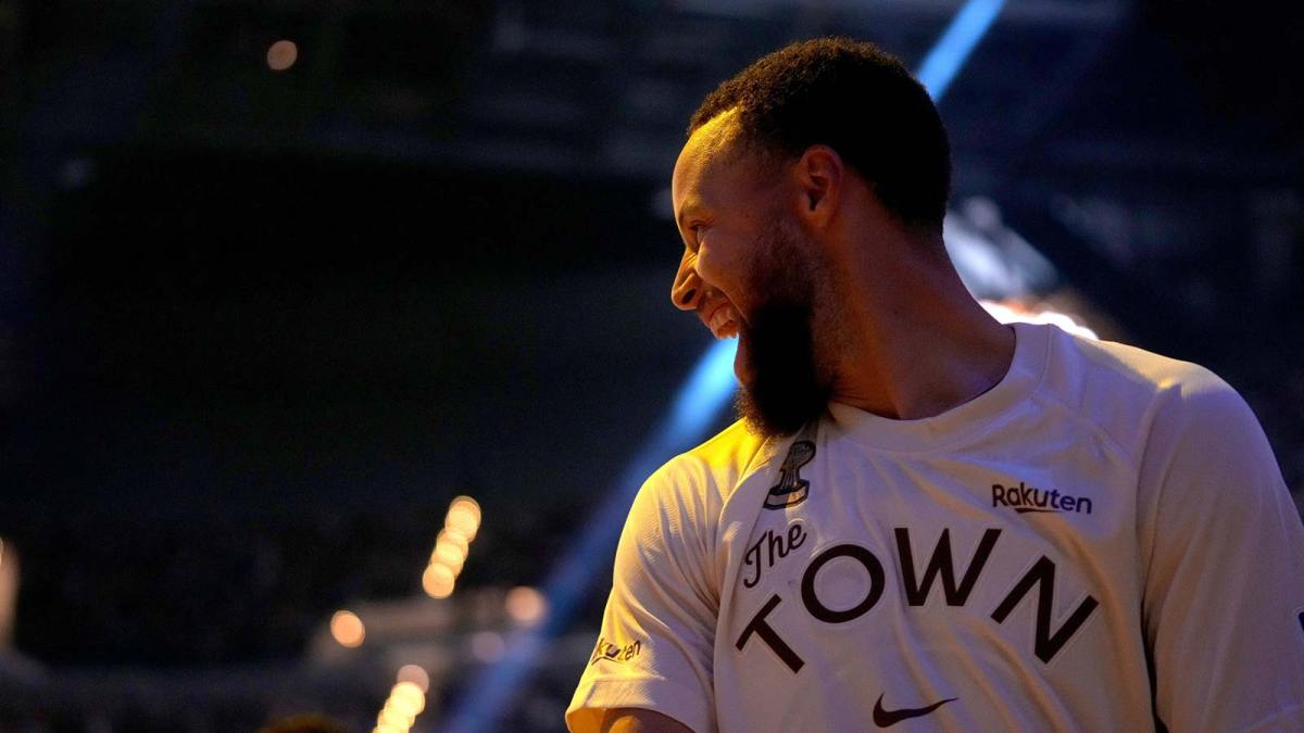 Golden State Warriors guard Stephen Curry (30) is introduced before the start of the game against the Utah Jazz at the Chase Center.