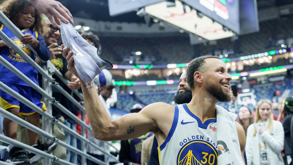 Golden State Warriors guard Stephen Curry (30) gives away his shoe at the end of game against the New Orleans Pelicans at Smoothie King Center.