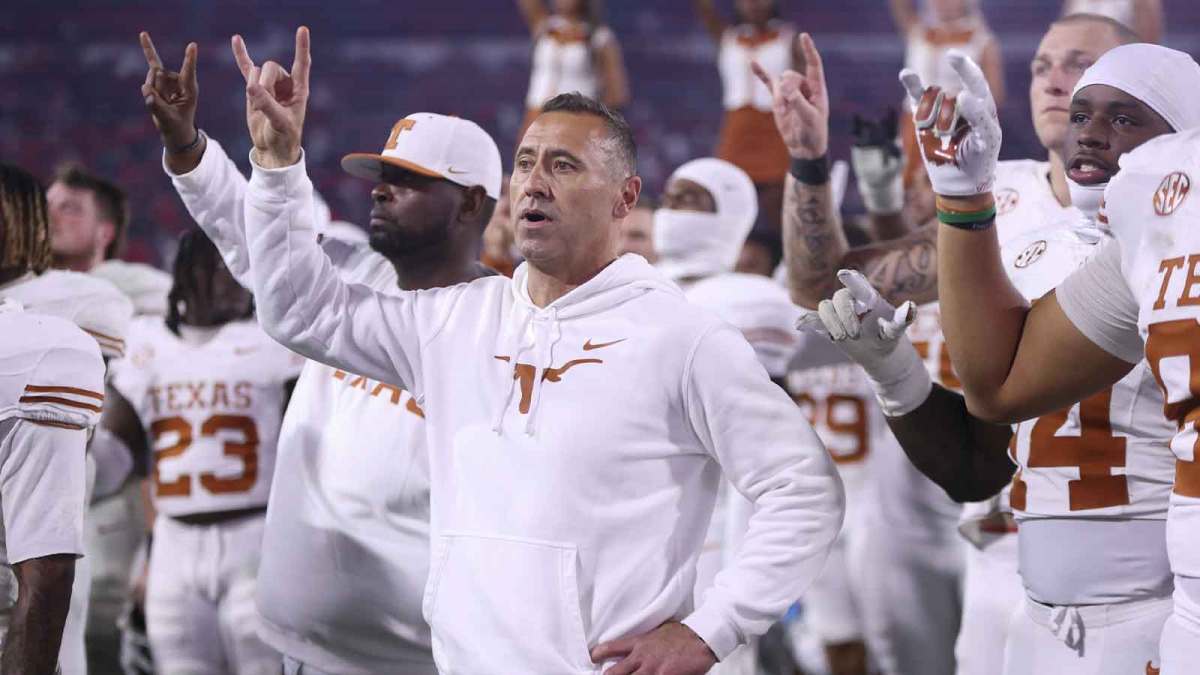 Texas Longhorns head coach Steve Sarkisian and team gesture after the game against the Georgia Bulldogs at Sanford Stadium.