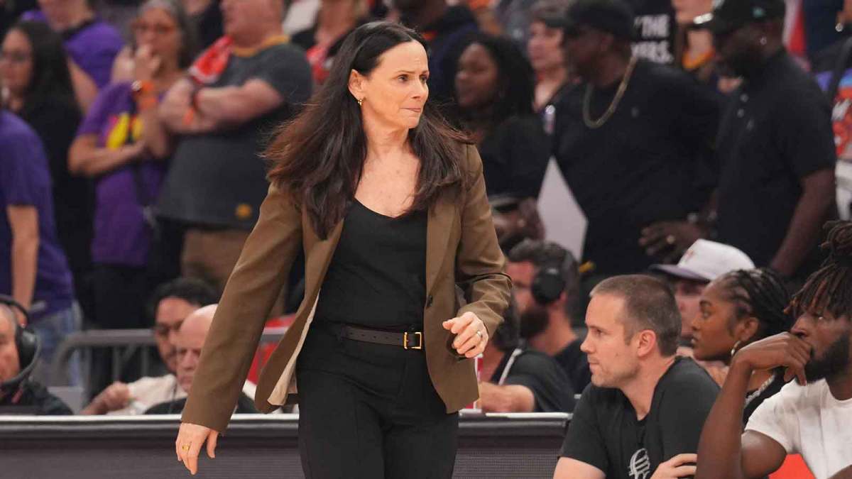 New York Liberty head coach Sandy Brondello reacts against the Phoenix Mercury during the first half of game three of round one for the 2025 WNBA Playoffs at PHX Arena.
