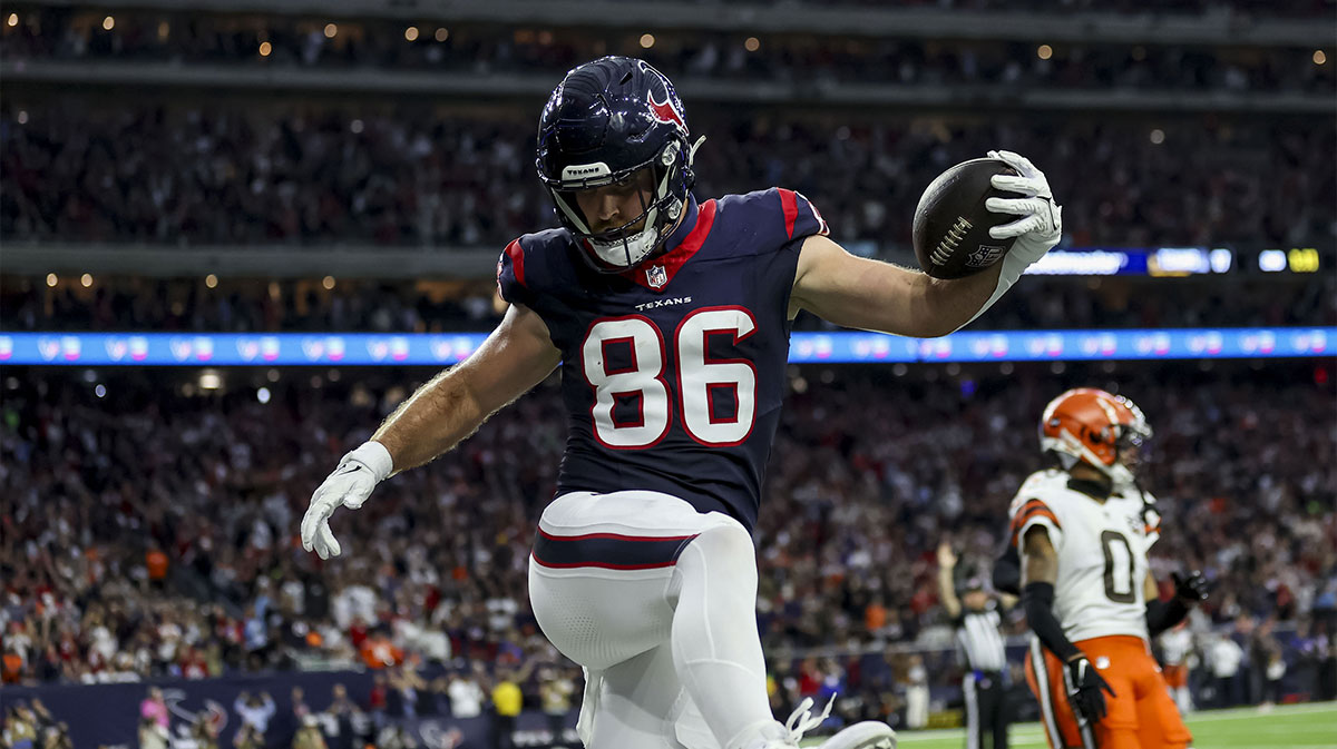 Houston Texans tight end Dalton Schultz (86) scores a touchdown during the second quarter in a 2024 AFC wild card game at NRG Stadium.