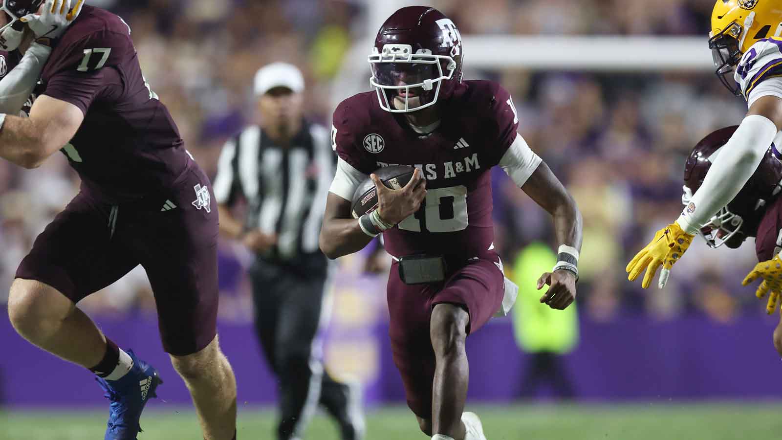 Texas A&M Aggies quarterback Marcel Reed (10) scrambles during the second half against the Louisiana State Tigers at Tiger Stadium.