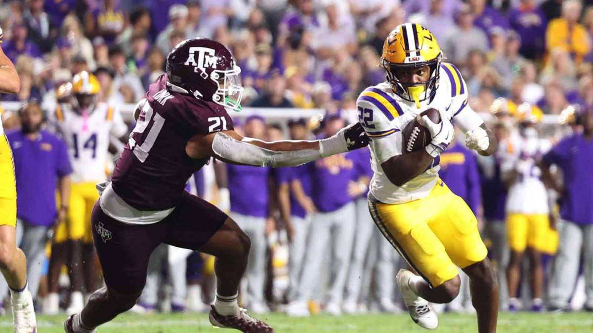 Louisiana State Tigers running back Harlem Berry (22) runs against Texas A&M Aggies linebacker Taurean York (21) during the first half at Tiger Stadium.