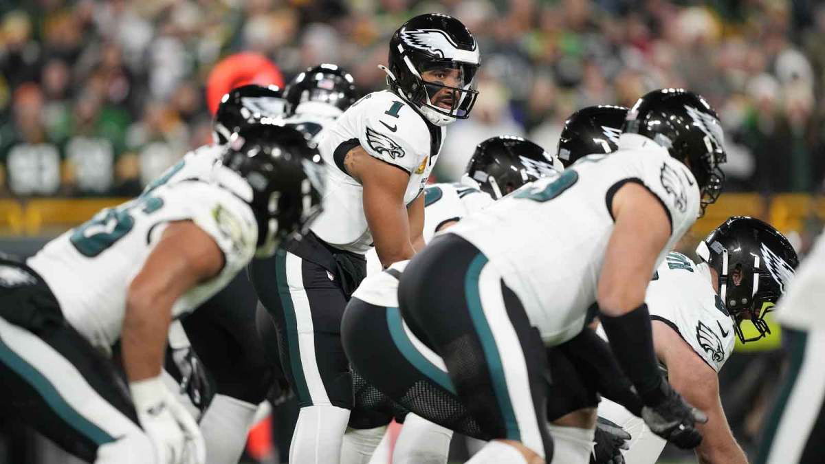 Philadelphia Eagles quarterback Jalen Hurts (1) under center against the Green Bay Packers in the first half at Lambeau Field.