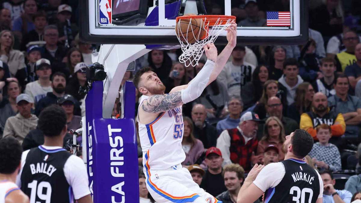 Oklahoma City Thunder center Isaiah Hartenstein (55) dunks against the Utah Jazz during the second half at Delta Center.