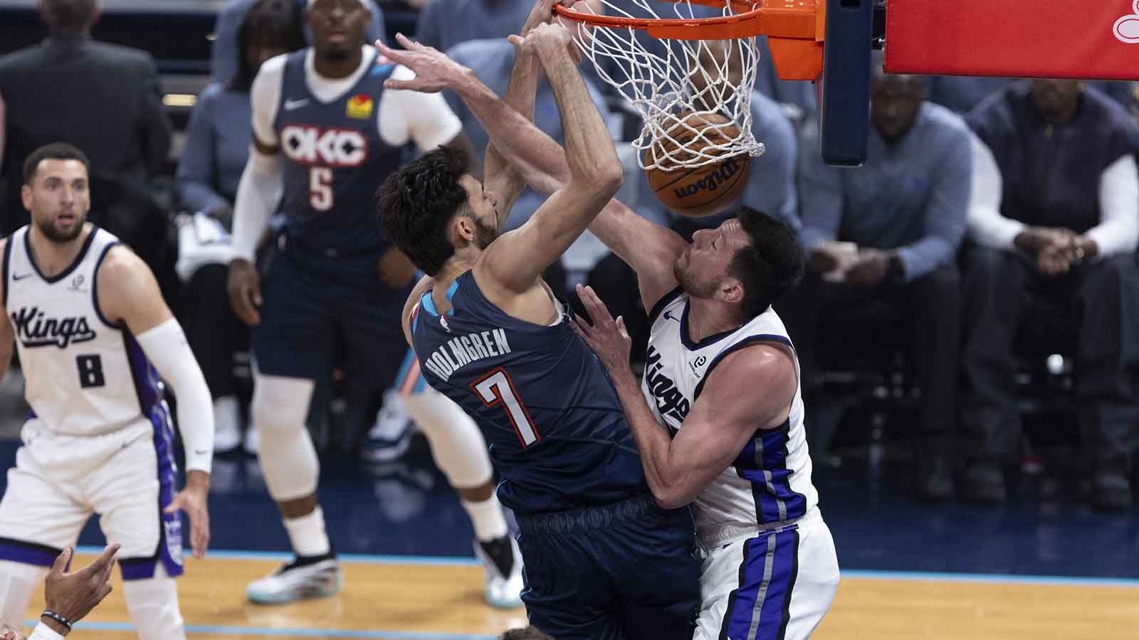 Thunder center Chet Holmgren (7) dunks in front of Sacramento Kings forward Drew Eubanks (19) during the first quarter at Paycom Center