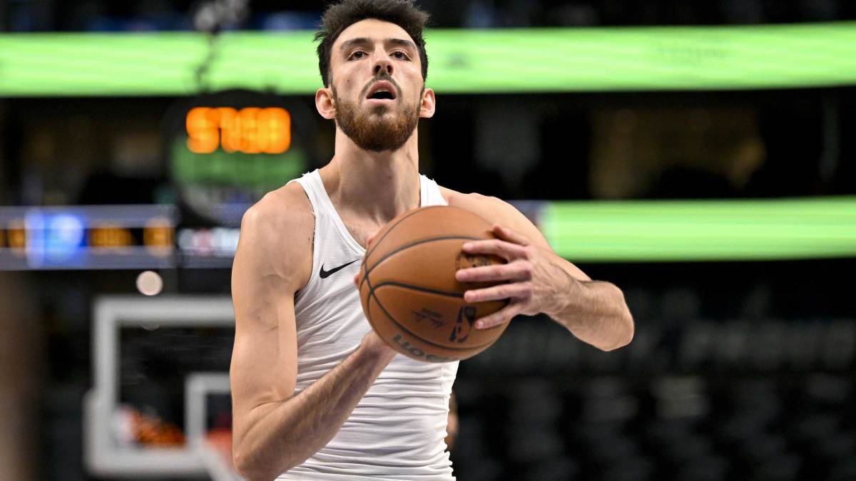 Thunder center Chet Holmgren (7) warms up before the game against the Dallas Mavericks at the American Airlines Center with the Trail Blazers logo in the background