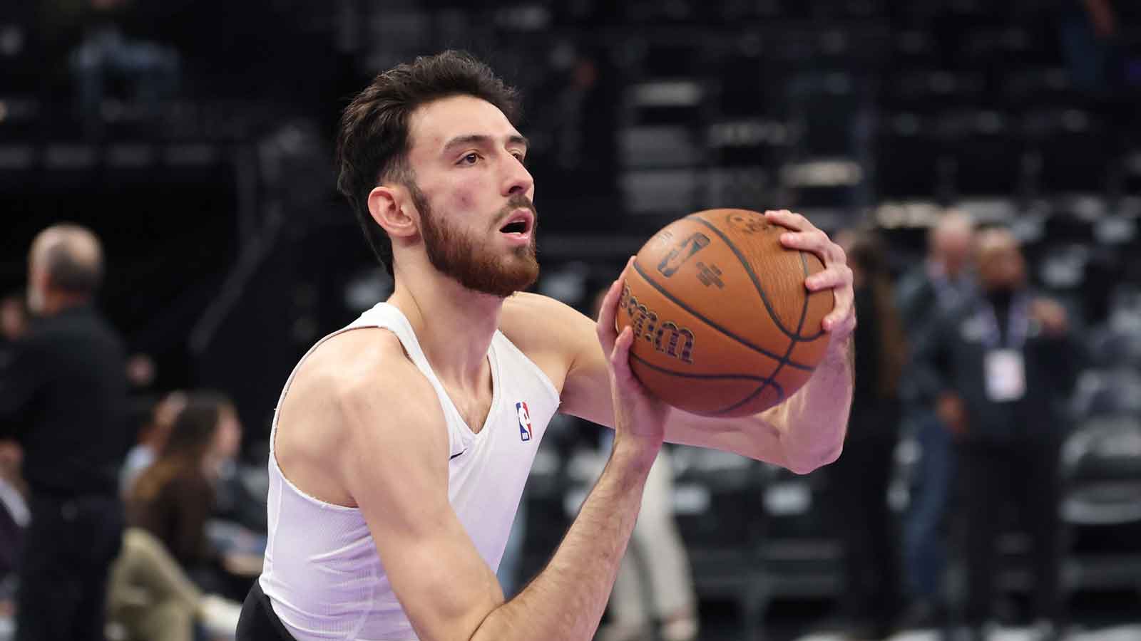Thunder center Chet Holmgren (7) warms up before the game against the Utah Jazz at Delta Center