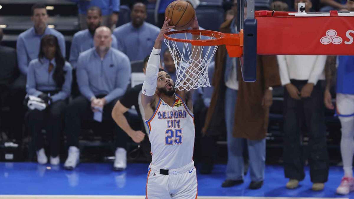 Thunder guard Ajay Mitchell (25) dunks against the Los Angeles Lakers during the first quarter at Paycom Center with Knicks All-Star Jalen Brunson & Bill Simmons in the background