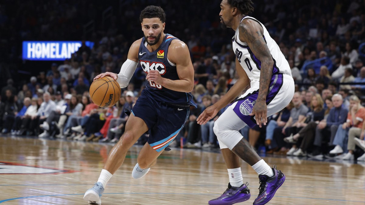 Thunder guard Ajay Mitchell (25) drives to the basket around Sacramento Kings guard Malik Monk (0) during the second half at Paycom Center