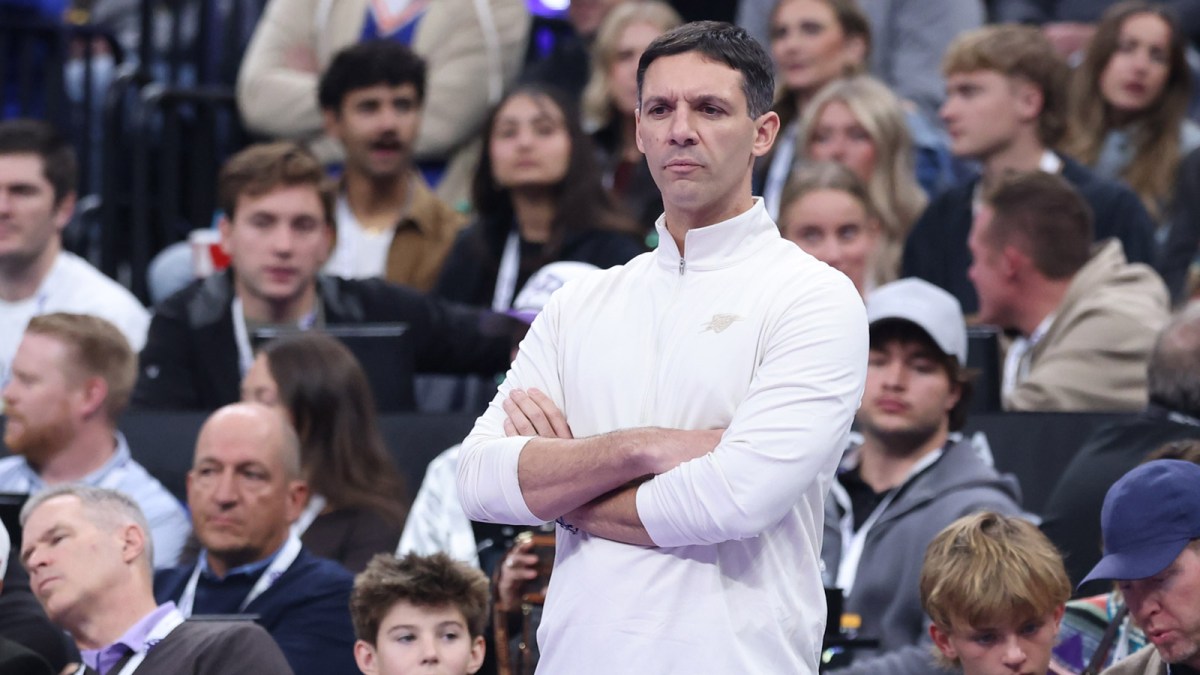 Thunder head coach Mark Daigneault watches play against the Utah Jazz during the first half at Delta Center with Chet Holmgren and Chris Paul in the background