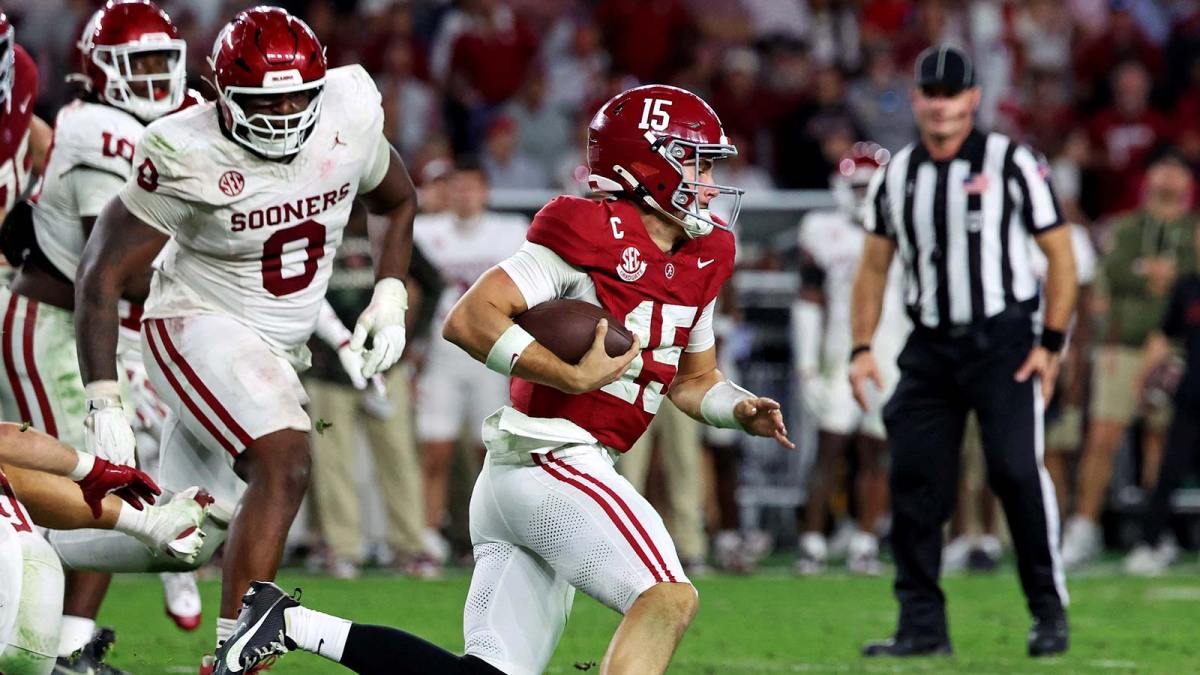 Alabama Crimson Tide quarterback Ty Simpson (15) runs the ball during the third quarter against the Oklahoma Sooners at Saban Field at Bryant-Denny Stadium.