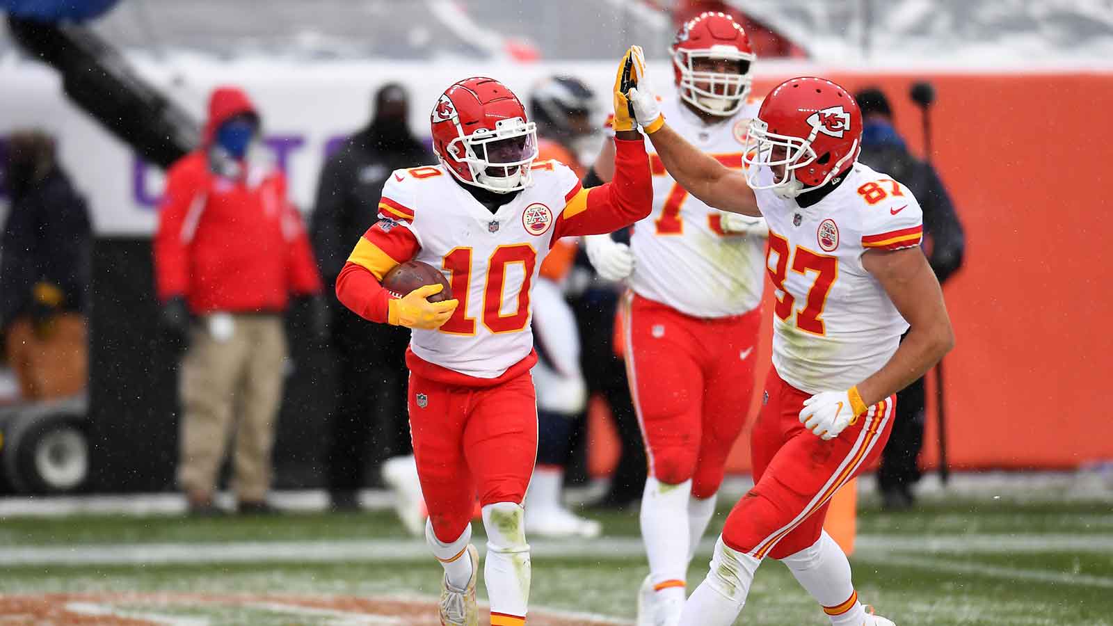 Tyreek Hill drops mic with ‘Goat’ take after Travis Kelce breaks Chiefs franchise record