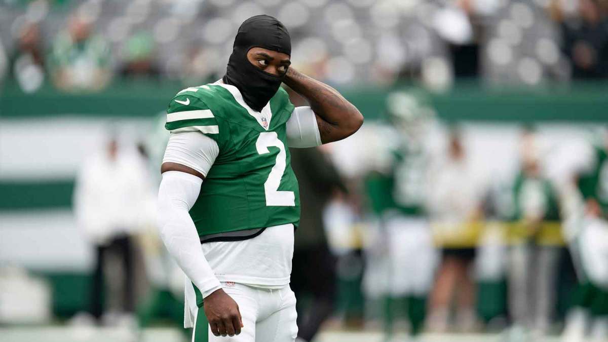 New York Jets quarterback Tyrod Taylor (2) warms up before an NFL Week 10 game between the New York Jets and the Cleveland Browns at MetLife Stadium on Sunday, Nov. 9, 2025.