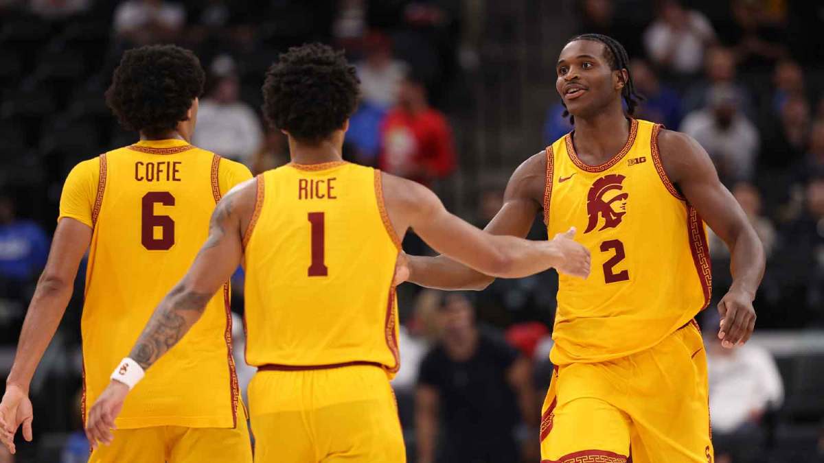 Southern California Trojans forward Ezra Ausar (2) is greeted by forward Jacob Cofie (6) and guard Rodney Rice (1) during the second half of the Hall of Fame Series game against the Illinois State Redbirds at Intuit Dome.