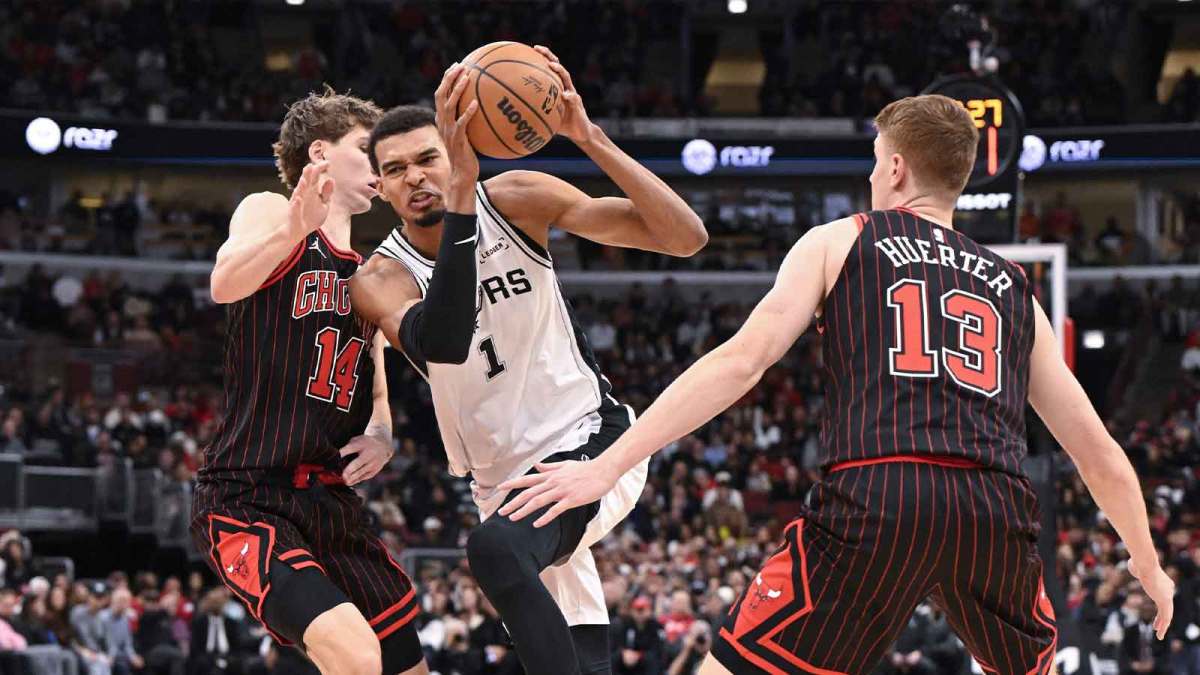 San Antonio Spurs forward Victor Wembanyama (1) drives to the basket against Chicago Bulls forward Matas Buzelis (14) and guard Kevin Huerter (13) during the second half at the United Center.