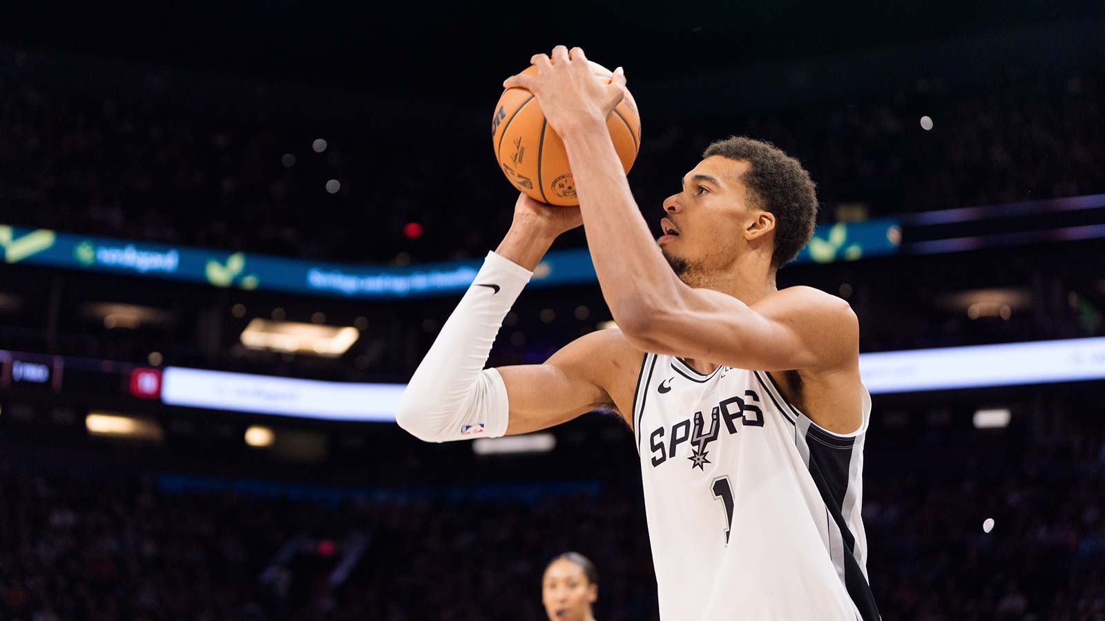 Spurs’ Victor Wembanyama posterizes Bronny James