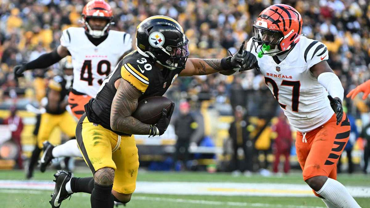 Pittsburgh Steelers running back Jaylen Warren (30) runs with the ball against Cincinnati Bengals safety Jordan Battle (27) during the second half at Acrisure Stadium.