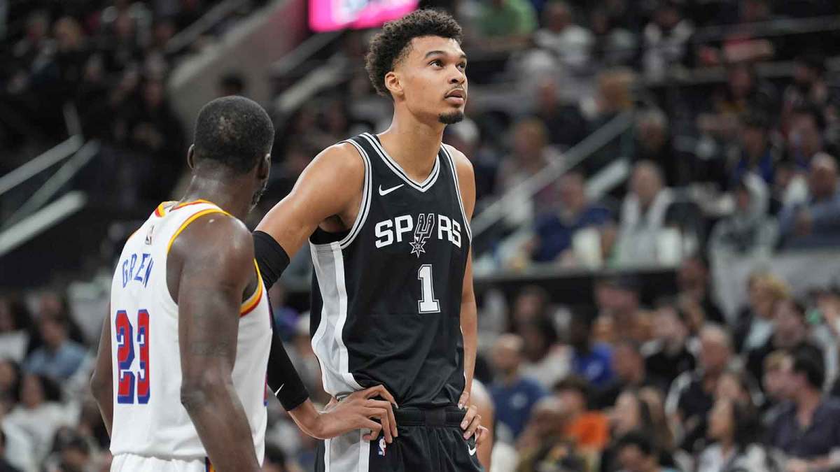 Spurs center Victor Wembanyama (1) looks up in front of Golden State Warriors forward Draymond Green (23) in the first half at Frost Bank Center