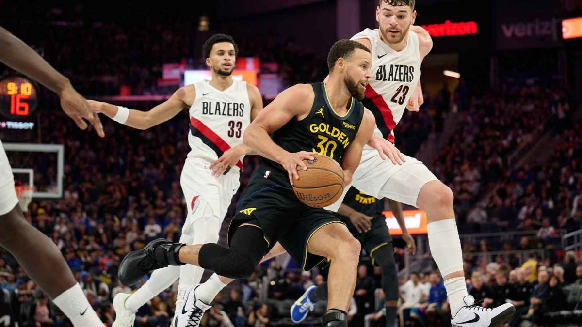 Warriors guard Stephen Curry (30) drives vs. Blazers' Donovan Clingan