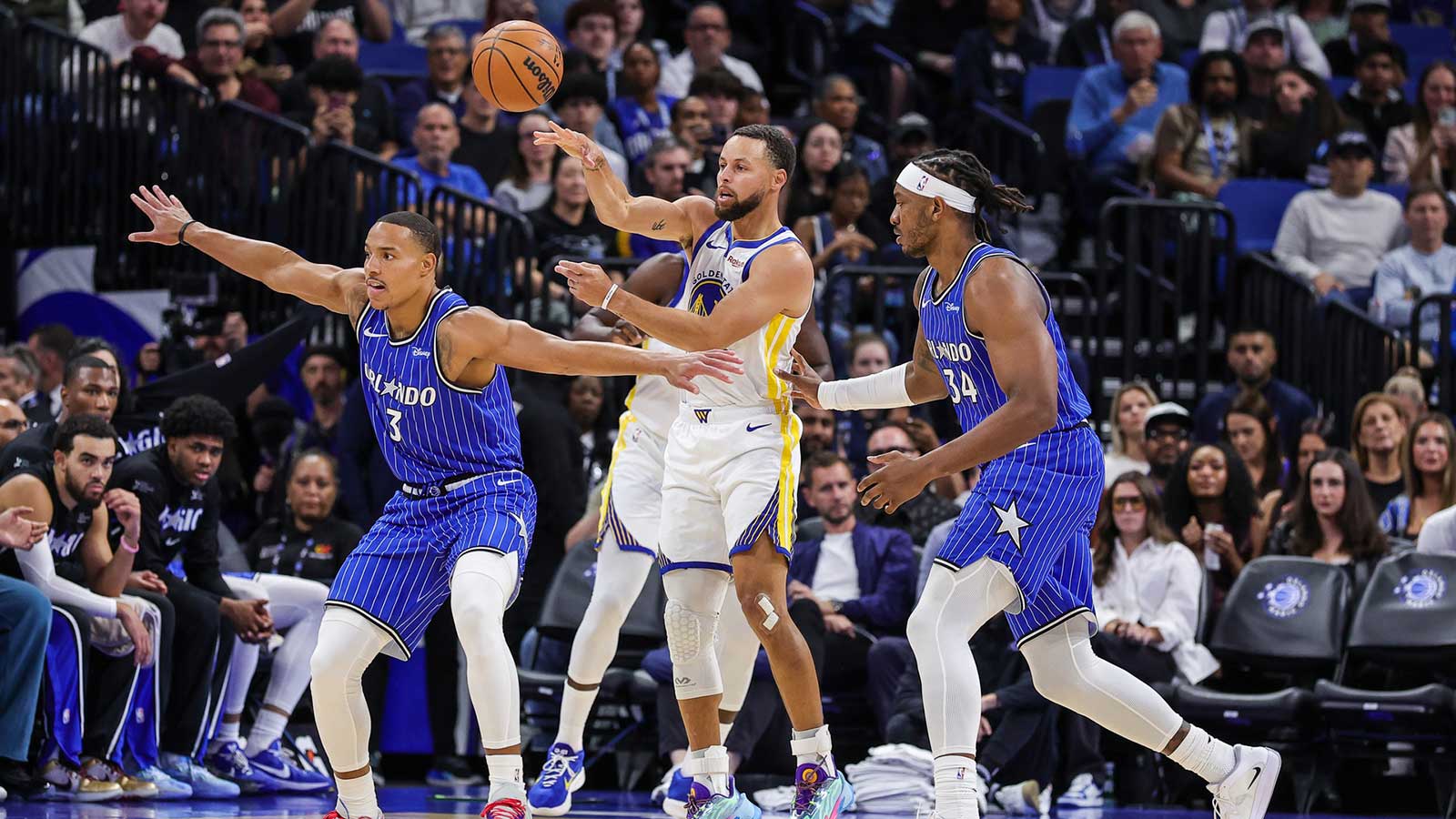 Did Stephen Curry just introduce new celly after hitting 3 in Warriors-Magic?