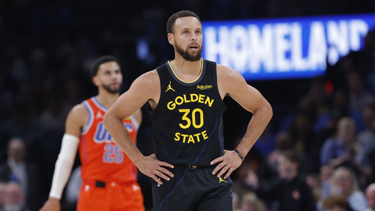 Warriors guard Stephen Curry (30) stands a play against the Oklahoma City Thunder during the second half at Paycom Center with Thunder's Ajay Mitchell and head coach Mark Daigneault in the background