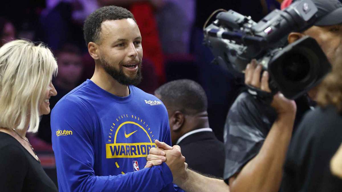 Stephen Curry admits he used to read haters’ tweets at halftime, surprising Warriors fans and sharing a hilarious story with Nash and LeBron.