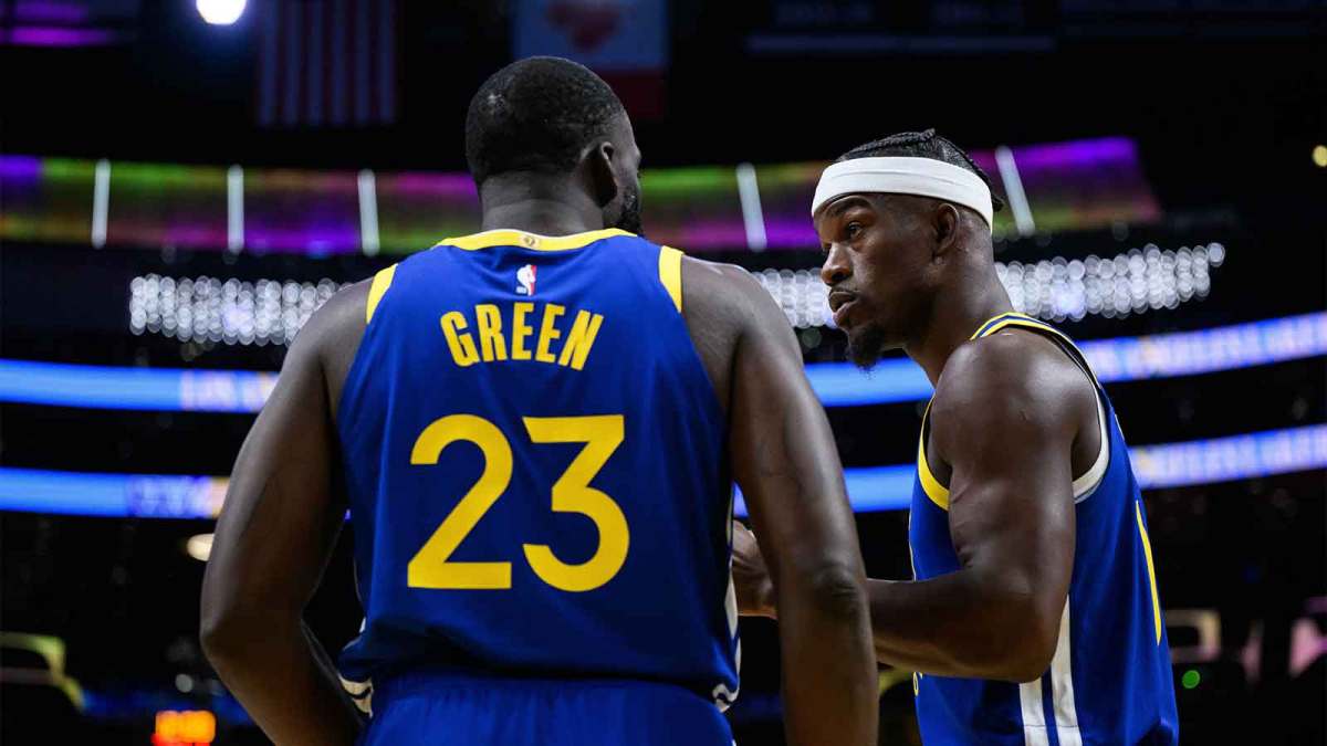 Golden State Warriors forward Jimmy Butler III (10) talks to forward Draymond Green (23) during the first half against the Los Angeles Lakers at Crypto.com Arena.