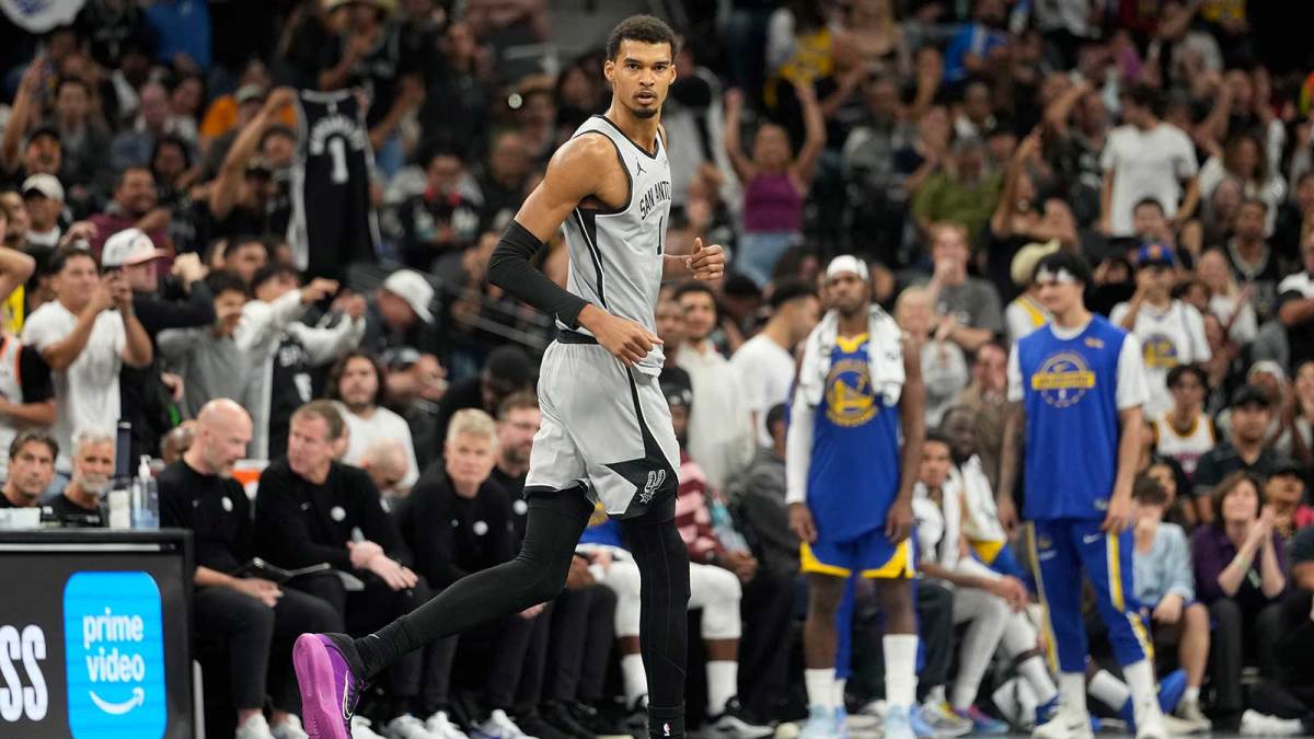 San Antonio Spurs forward Victor Wembanyama (1) gets back on defense after scoring a three-point basket during the second half against the Golden State Warriors at Frost Bank Center.