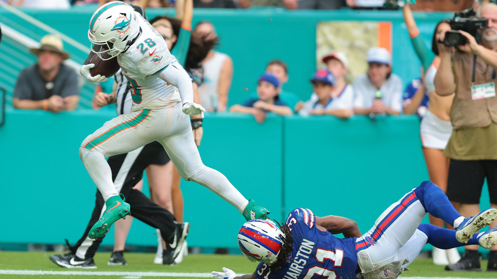 Miami Dolphins running back De'Von Achane (28) runs for a touchdown against Buffalo Bills cornerback Maxwell Hairston (31) during the second half at Hard Rock Stadium.