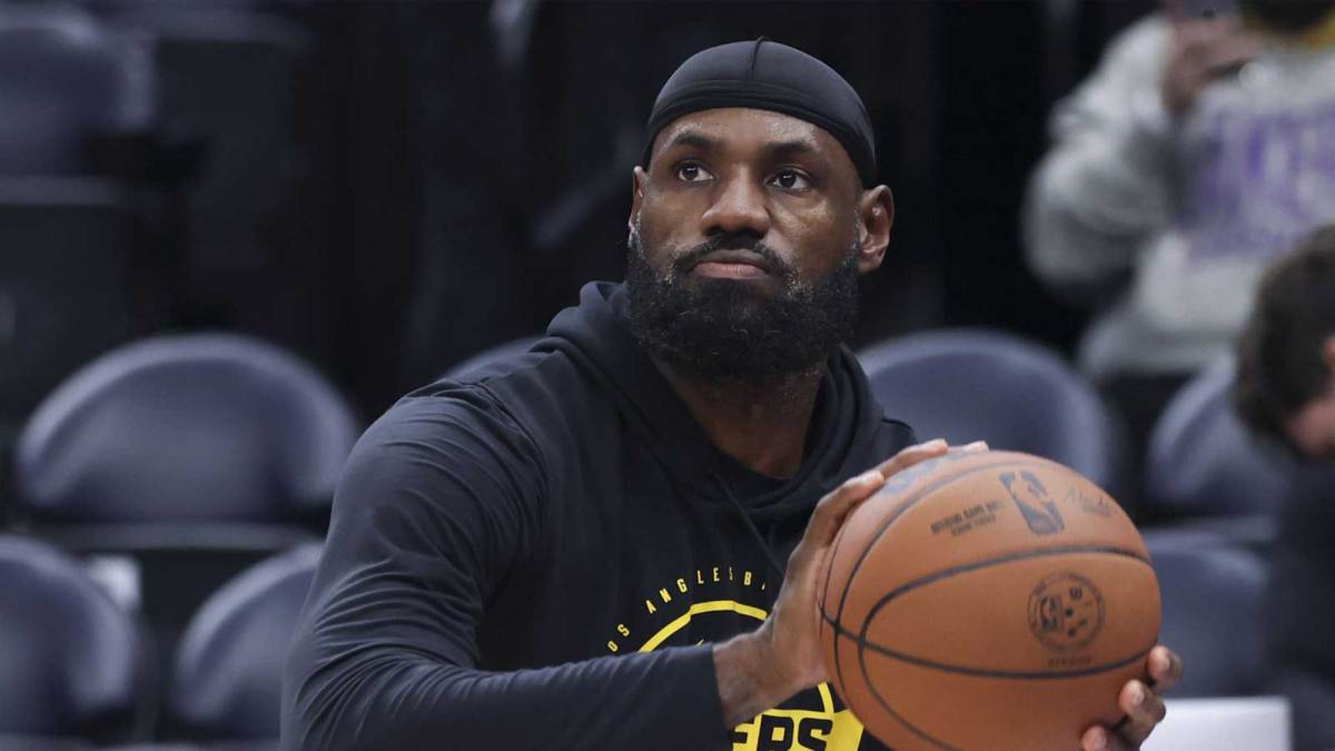 Los Angeles Lakers forward LeBron James (23) warms up before the game against the Utah Jazz at Delta Center.